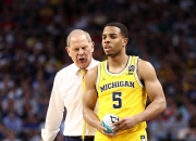 又见绝平！新疆男篮与洛杉矶湖人鏖战至终场，孙兴慜读秒救主(湖人和独行侠比赛结果)